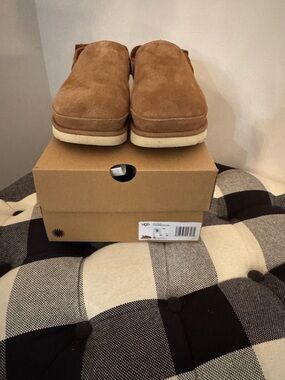 UGG Women’s Goldenstar Clog Chestnut Suede Slip-On